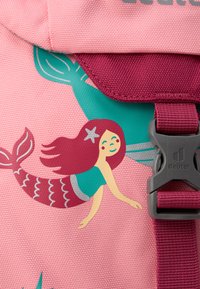 Zaino rosa con stampa di sirena in verde acqua e bordeaux. Tessuto testurizzato, spallaccio regolabile e chiusura a fibbia.