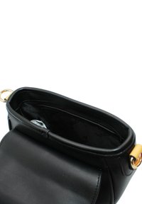 Borsa nera in pelle con design strutturato. Interno con fodera nera liscia e scomparto con bottone rotondo in metallo. Ferramenta color oro.