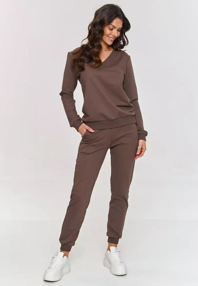 Brązowy, długi rękaw, bluza z dekoltem w serek, w zestawie z pasującymi dresami. Posiada ściągacze u dołu, kieszenie i stylizowana jest z białymi trampkami.