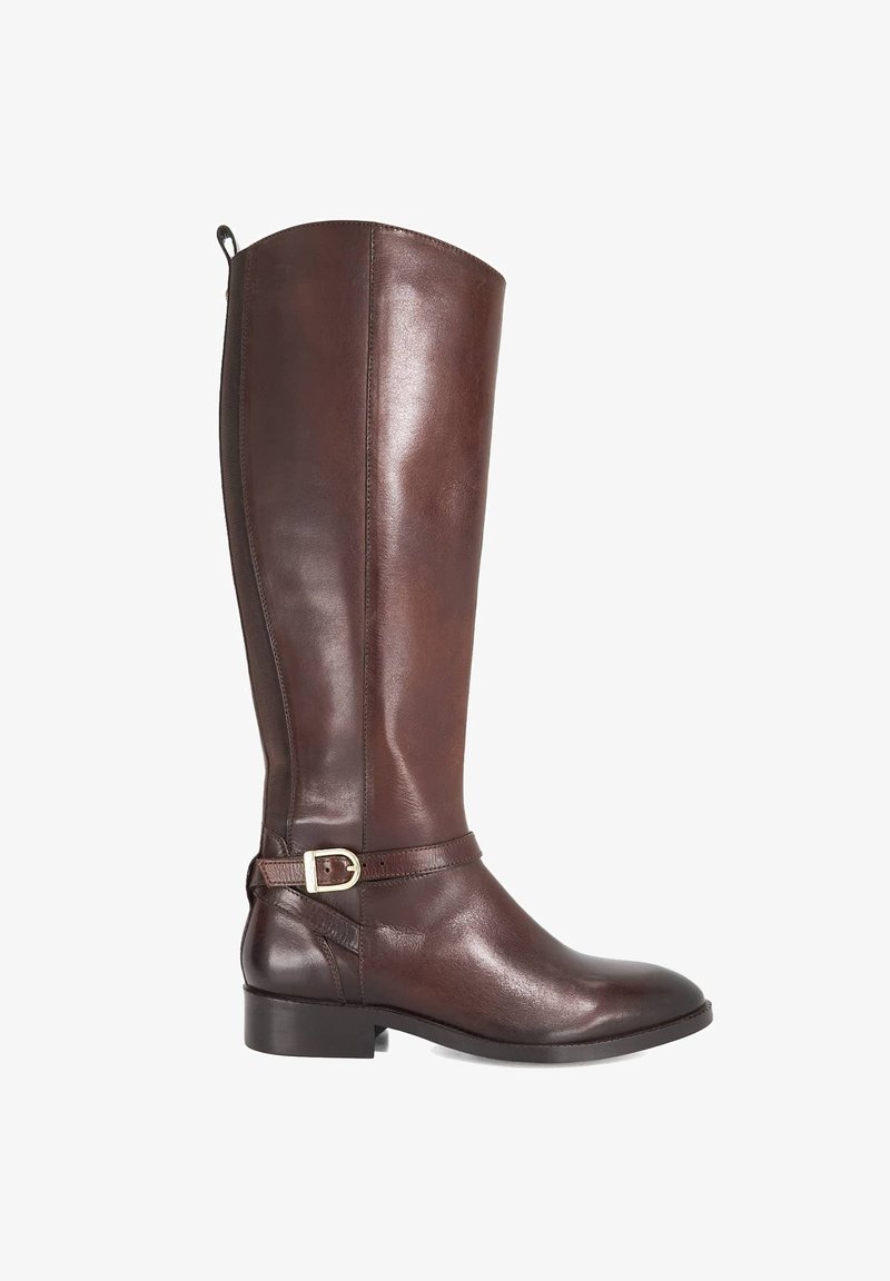 Botte en cuir marron, hauteur genoux, avec une finition lisse, une semelle fine et une sangle réglable dotée d'une boucle dorée au niveau de la cheville.