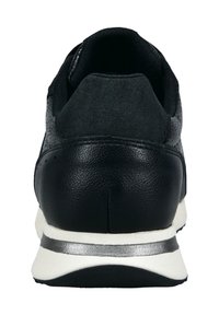 Schwarzer Sportschuh mit Obermaterial aus Leder und Wildleder, gepolstertem Kragen und weißer Zwischensohle mit einem metallisch silbernen Akzentstreifen.