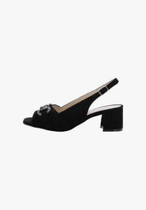 Scarpa slingback nera in camoscio con tacco basso a blocco, punta aperta e fibbia decorativa argentata sulla fascia anteriore.