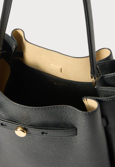 Fekete bőr tote táska sima szemcsés textúrával, nyitott tetejével és világosbarna velúrbéléssel. Arany színű fémrészekkel van díszítve.