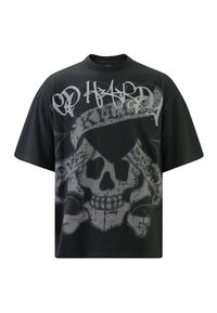 Camiseta de manga corta negra con un gran gráfico de calavera gris y diseño de tibias cruzadas, que presenta una textura desgastada y letras en negrita.