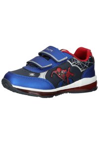 Scarpe da ginnastica blu con design di Spider-Man, con due strap in velcro, accento bianco e suola nera. Fodera interna rossa e dettagli a rete.