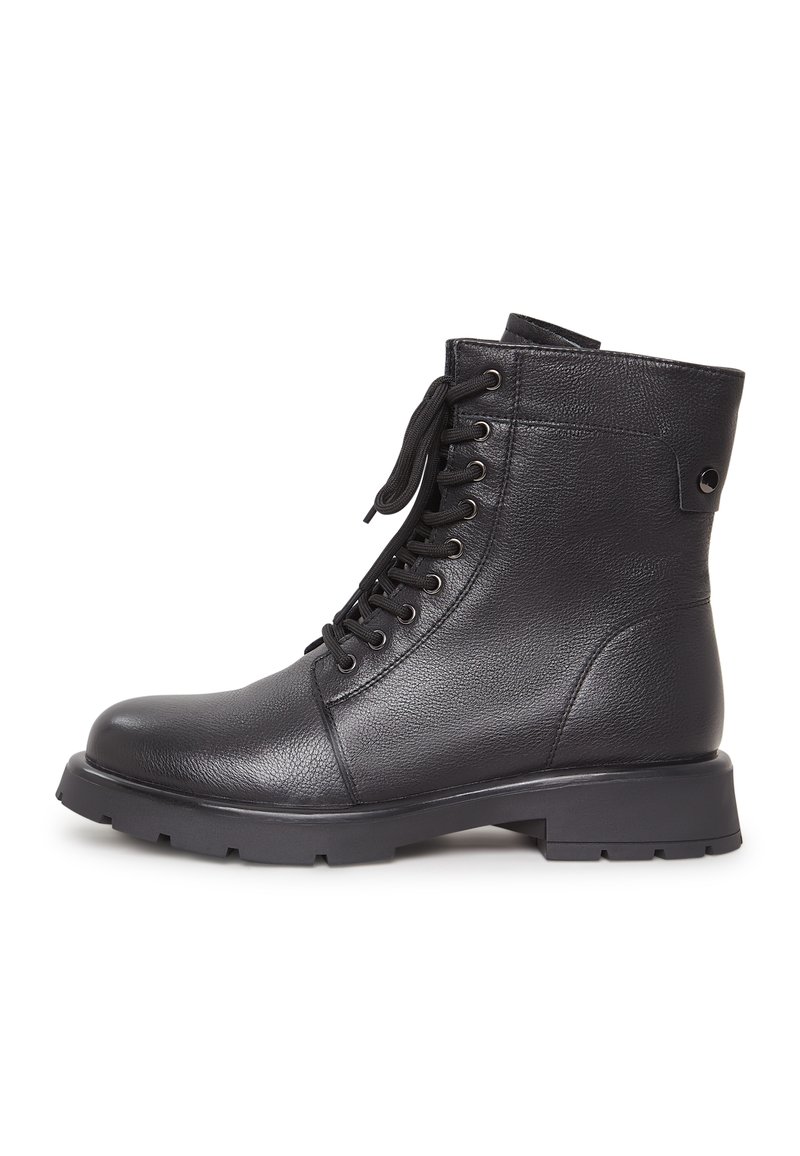 Bottine noire en cuir avec lacets à l'avant, surface texturée et semelle robuste, vue côté extérieur sur fond blanc.