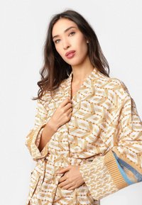 MAЯSIKØH ITHAKI - Hommikumantel - caramel