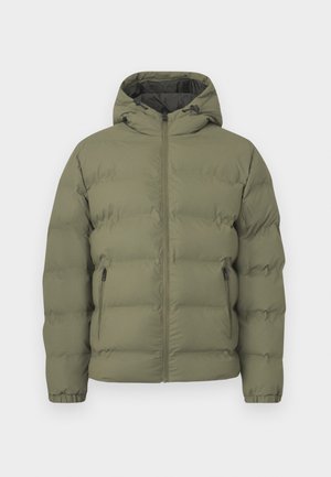 Olijfgroene pufferjack met capuchon, rits aan de voorkant en elastische manchetten. Voorzien van twee zijzakken met rits en een geplooide textuur voor warmte.