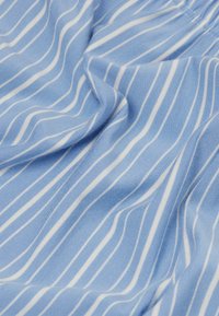 Lichtblauwe stof met witte verticale strepen, een gladde textuur en een lichte rek. Het materiaal vertoont een ribbelpatroon doorheen.