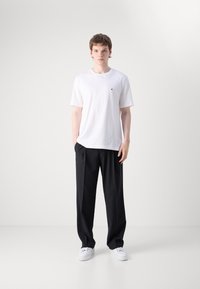 Tommy Hilfiger ESSENTIAL TEE - T-shirt imprimé - white