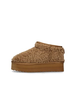 Scarpe slip-on in suede marrone e tessuto testurizzato con una spessa suola in gomma, caratterizzate da una punta arrotondata e un'esterno morbido.
