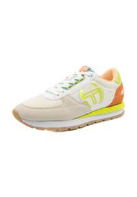 Sneaker mit einem Obermaterial aus gemischten Materialien, das weißes Mesh, beiges Wildleder und orangefarbene Akzente aufweist. Hellgrünes Logo und mehrfarbige Fersenschlaufe.