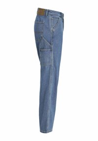 Pantalones cargo de mezclilla azul claro con múltiples bolsillos, diseño de pierna recta, tela texturizada y una parche de cuero marrón en la cintura.