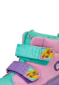 Sneaker high-top in suede rosa con accenti in tessuto turchese. Presenta cinturini in Velcro viola, toppe a fantasia e un'etichetta impermeabile.