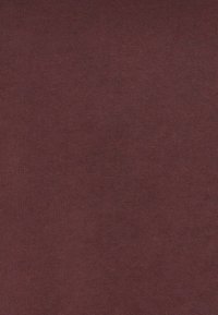 Marl bordeaux stof met een gladde textuur, voorzien van een fijne ribbelstructuur. Geen patronen of accenten zichtbaar.