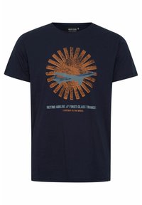 Tamnoplava pamučna majica s grafikom retro aviona, narančastim zracima i natpisom "RETRO ZRAKOPLOV // PRVA KLASA PRIJENOSA."