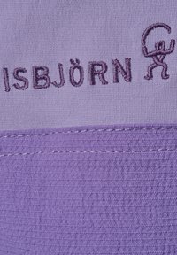 Lilla stof med et broderet logo "ISBJÖRN" og et lille karakterdesign, med varieret tekstur og glat finish.