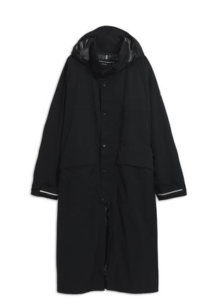 Long imperméable noir avec capuche, boutons-pression sur le devant, deux grandes poches avant et bandes réfléchissantes aux poignets des manches.