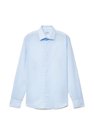 Hellblaues Hemd mit langen Ärmeln, Knopfleiste, klassischem Kragen und geknöpften Manschetten, flach auf weißem Hintergrund liegend.