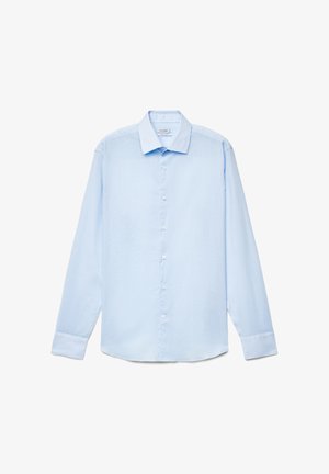 Hellblaues Hemd mit langen Ärmeln, Knopfleiste, klassischem Kragen und geknöpften Manschetten, flach auf weißem Hintergrund liegend.