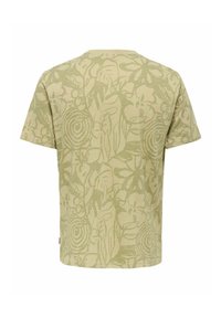 Camiseta de manga corta en verde claro con un patrón de hojas. Tiene un cuello redondo y un corte relajado, está hecha de una tela suave.
