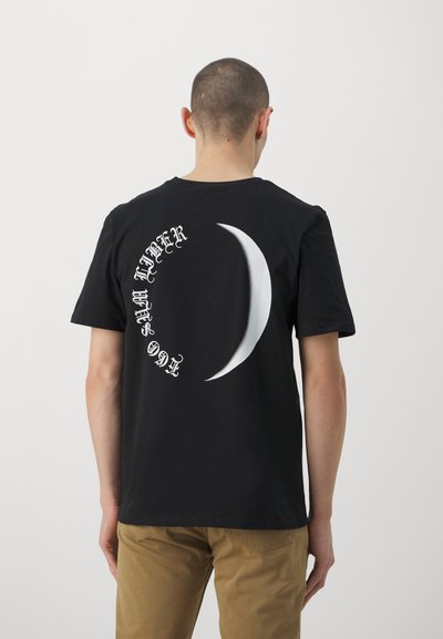Tricou din bumbac negru, cu un grafic mare în formă de lună în creștere albă și text curbat pe spate. Design cu mâneci scurte și guler rotund.