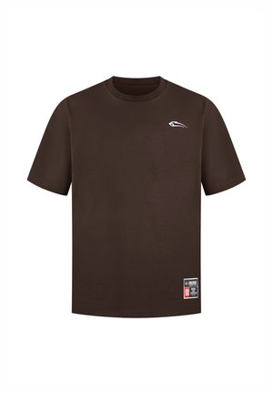 Braunes Baumwoll-T-Shirt mit kurzen Ärmeln, Rundhalsausschnitt, einem kleinen weißen Logo auf der Brust und einem Markenlabel am unteren linken Rand.