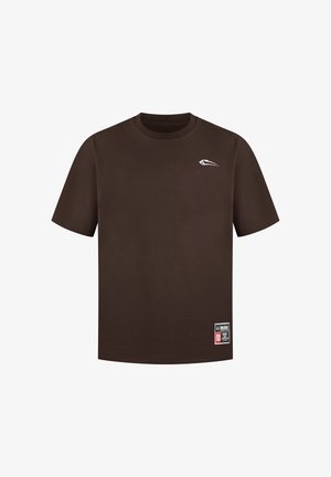 Brun bomulds t-shirt med korte ærmer, rund hals, et lille hvidt logo på brystet og et mærke i bunden til venstre.