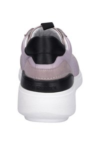 Lila Wildleder- und Leder-Sneaker mit einer weißen Laufsohle, schwarzem Fersenakzent und einem gepolsterten Kragen für Komfort. Verfügbar mit einer Schlaufe an der Rückseite.