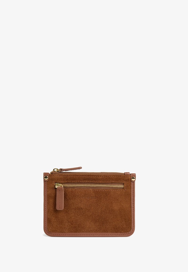 Petit sac en daim marron avec une poche zippée dorée à l'avant et une bordure en cuir, rectangulaire avec des coins arrondis et une languette de fermeture éclair.