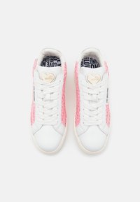 Białe trampki z różowymi teksturowanymi akcentami, z logo serca na języku, płaskimi sznurówkami i wzorzystą podszewką wewn�ętrzną.