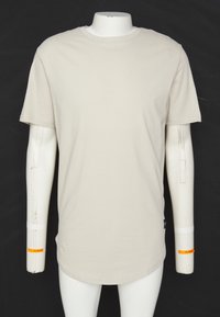 Svijetlosmeđi kratki pamukasti T-shirt s okruglim izrezom, glatke teksture, ravnog kroja i malom oznakom branda na donjoj strani.
