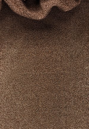 Brauner Textilstoff mit einer feinen, schimmernden Oberfläche, die einen weichen Fall und subtile Farb- und Mustervariationen aufweist.