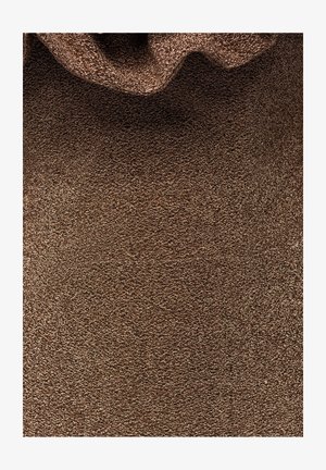 Brązowa, teksturowana tkanina o delikatnie połyskującej powierzchni, charakteryzująca się miękkim opadaniem oraz subtelnymi wariacjami kolorystycznymi i wzorami.