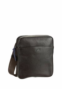 Borsa a tracolla in pelle nera con finitura testurizzata, tasca frontale singola e tracolla regolabile con logo. Design compatto e rettangolare.