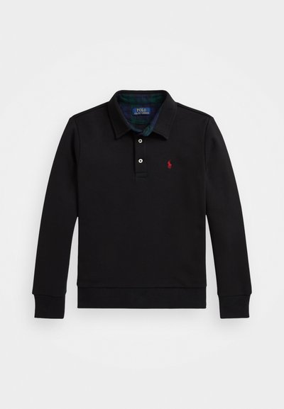 Črna dolga polo majica z dolgimi rokavi iz bombaža, ki ima tri gumbe, rebraste manšete in majhen rdeč logotip na prsih.