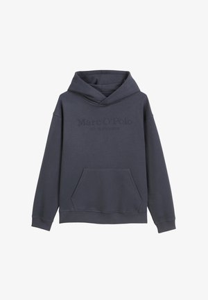 Ciemnogranatowa bluza z kapturem z przednią kieszenią kangurką, prążkowanymi mankietami i dolnym ściągaczem. Na piersi wytłaczane logo "Marc O'Polo EST. IN STOCKHOLM".