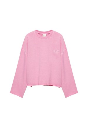 Pink cropped sweatshirt med lange ærmer, rund halsudskæring og lille hvidt broderet tekst på venstre bryst.