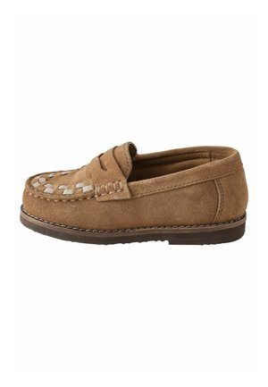 Bruine suède moccasin loafer met gestikte details en een lage bruine rubberen zool, zijaanzicht op een witte achtergrond.