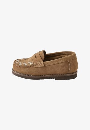 Mocassin loafer en daim marron avec détails cousus et semelle en caoutchouc marron basse, vu de côté sur fond blanc.