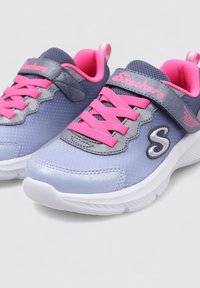 Zapatillas deportivas azul claro con detalles en gris, cordones rosas y una correa de gancho y bucle. Cuentan con una parte superior texturizada y suela blanca.