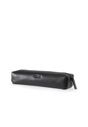 Schwarzes rechteckiges Etui aus Leder mit Reißverschluss oben und einem kleinen geprägten Logo vorne in der Mitte.