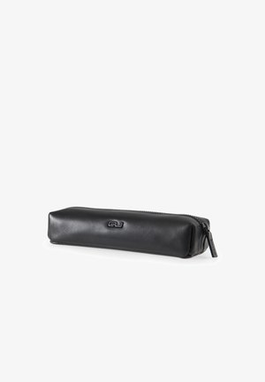 Schwarzes rechteckiges Etui aus Leder mit Reißverschluss oben und einem kleinen geprägten Logo vorne in der Mitte.