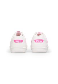 Weiße Sneakers mit pinken Akzenten, die eine strukturierte Außenseite und eine Schlaufe auf der Rückseite für einfaches An- und Ausziehen haben. Fila-Logo deutlich sichtbar.