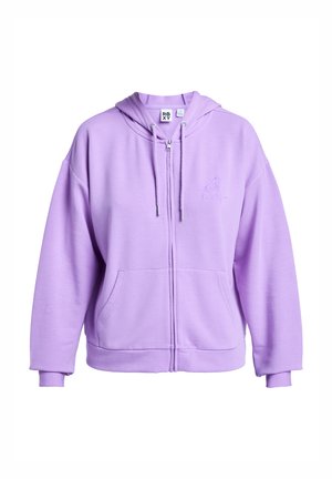 Fioletowa bluza z kapturem na zamek wykonana z miękkiego materiału, z przednią kieszenią, kapturem ze ściągaczem i wyszywanym logo na lewej piersi.