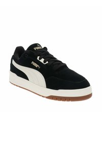 Zapatillas de ante negras con franja blanca de PUMA, suela de goma y cierre de cordones. Presenta un logo dorado en la lengüeta y un upper suave y texturizado.