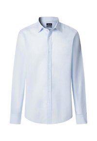 Camisa abotonada de color azul claro con mangas largas, hecha de un material suave, que presenta un sutil patrón a rayas y un diseño de cuello estándar.