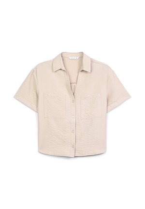 Camicia a maniche corte, con bottoni, di colore beige chiaro e tessuto testurizzato, con due tasche sul petto e colletto. Design piatto, senza decorazioni.