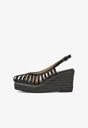 Sandale negre cu platformă în formă de pană, cu barete împletite deschise, baretă pentru gleznă cu cataramă și talpă platformă texturată împletită.