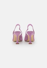 Décolleté in suede viola con punta affusolata, tacco sottile e design aperto sul retro; presenta una superficie testurizzata e dettagli rinforzati sul tallone.
